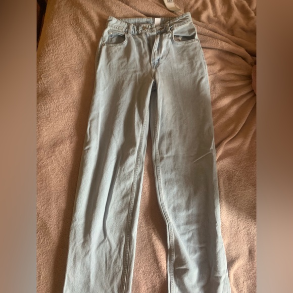 NEW WITH TAGS! H&M ULTRA HIGH RISE JEANS - SIZE 2 - Picture 3 of 3